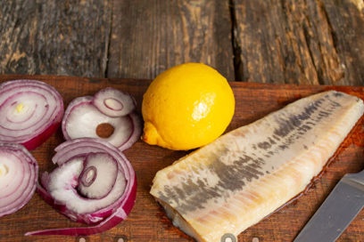 fillet herring berasingan, bawang cincang dan lemon