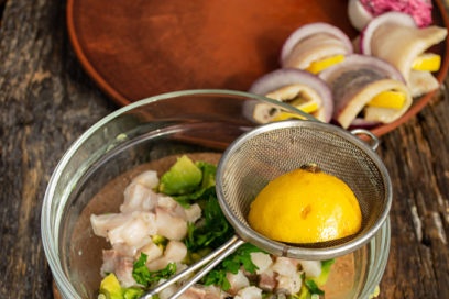 tambah fillet herring, sayur-sayuran dan jus lemon