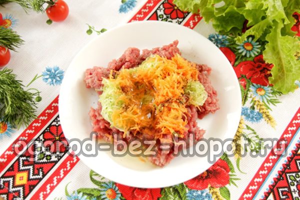 mix minced meat, vegetables, spices