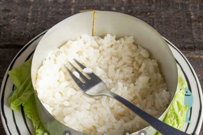 poner arroz, grasa con mayonesa