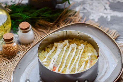 smörj ett lager potatis med majonnäs