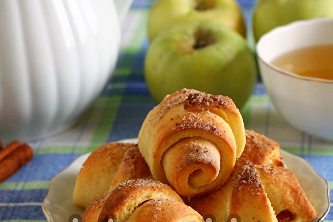 bagels with apples from cottage cheese dough
