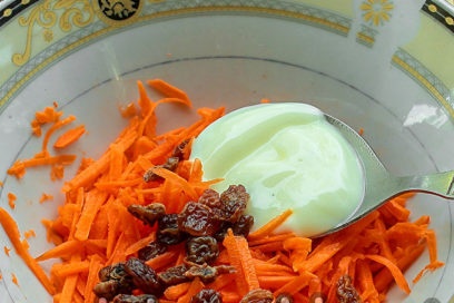 carottes, raisins secs et mayonnaise