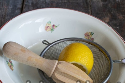vytlačte citronovou šťávu