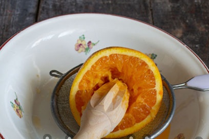 exprimir el jugo de una naranja