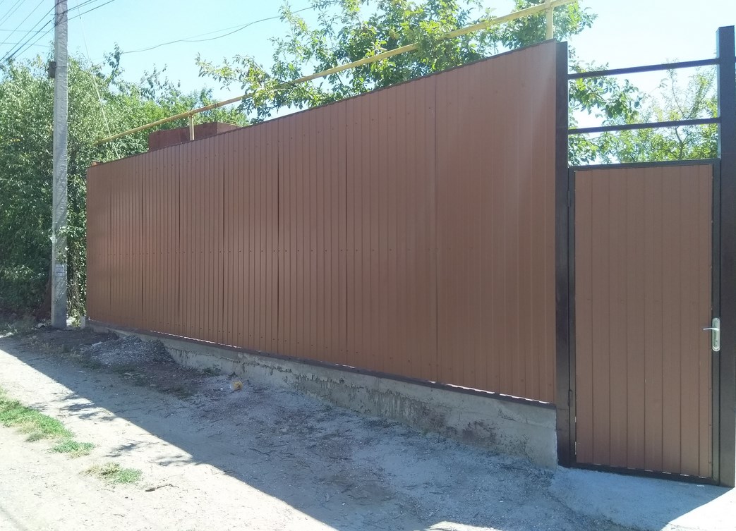 Fence from corrugated board and profile pipe
