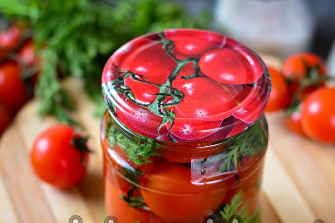 tomater med morot toppar för vintern