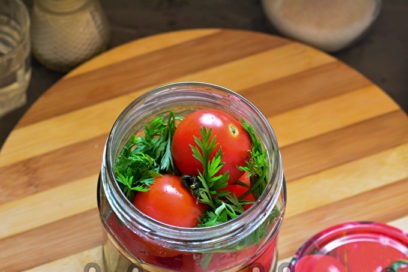 poner tomates en una jarra