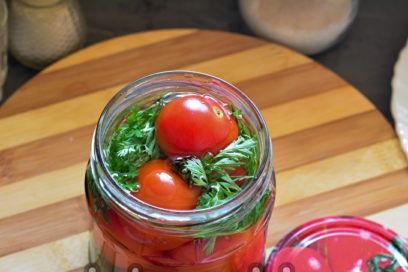 häll tomater med kokande vatten