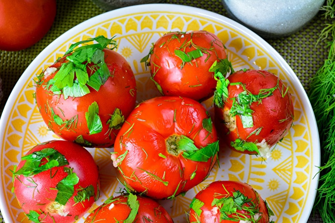 Lightly salted tomatoes in 5 minutes