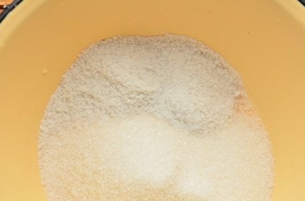 الملح والسكر في وعاء
