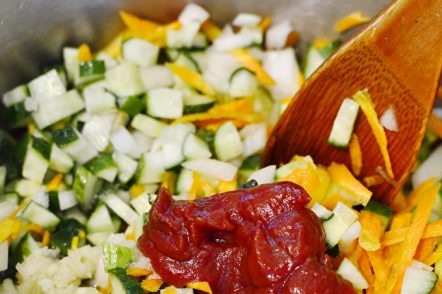 смесете зеленчуците и доматената паста
