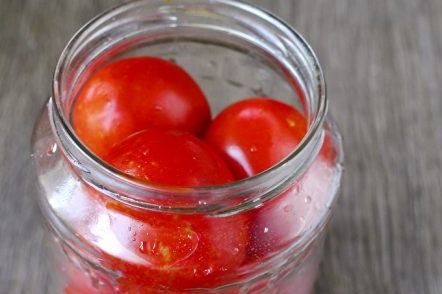 поставете доматите в буркан