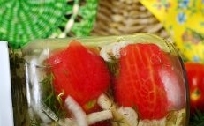 עגבניות במרינדה ללא קליפות