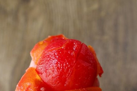 peel off a tomato