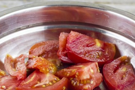 Нарязани домати