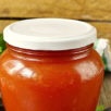 Ketchup från plommon och tomater för vintern hemma
