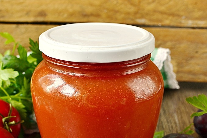 Ketchup from plums and tomatoes for the winter at home