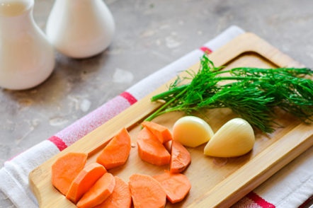 prepare carrots, garlic and dill