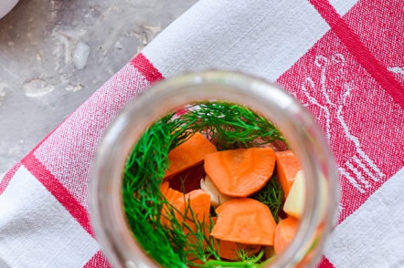 put dill and carrots in a jar