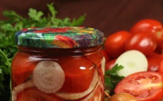 rajčata s cibulkou