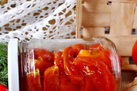 sklenice rajčat na zimu