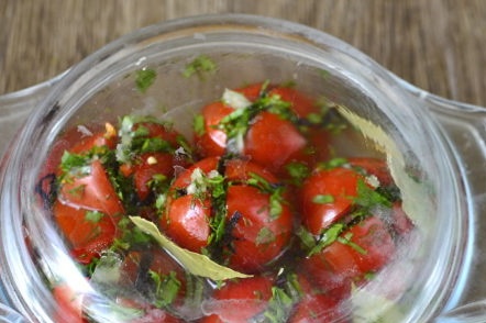 cover the tomatoes with a lid