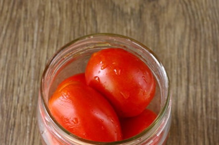 שים את העגבניות בצנצנת