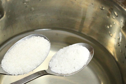 добавете сол и захар във водата