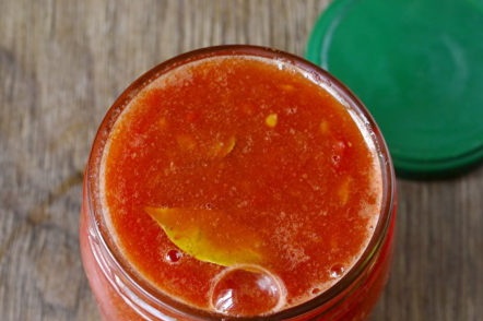Налейте сок от домати