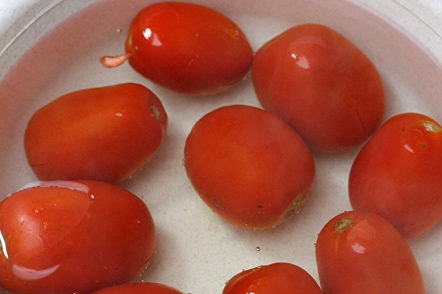 rajčata ve vroucí vodě