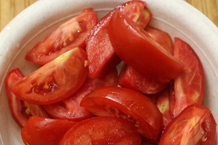 פורסים עגבניות