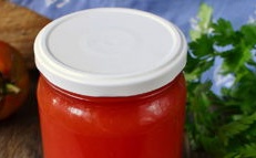 rajčatová šťáva v mixéru