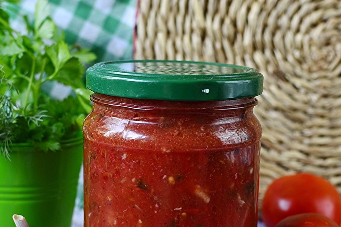 Tomato sauce with basil for the winter