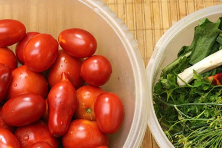 příprava rajčat a zeleniny