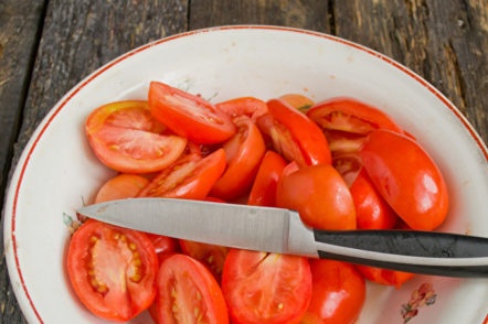 sliced ​​tomatoes