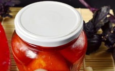 rajčata s bazalkou