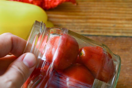 dát rajčata do sklenice