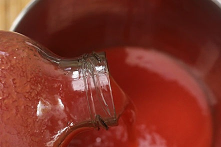 להרתיח מיץ עגבניות
