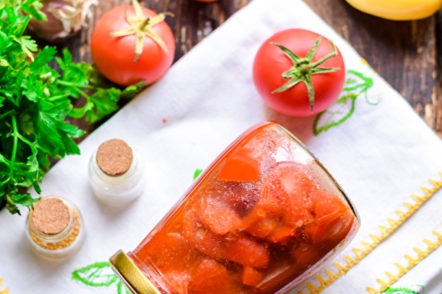salát s paprikou a rajčatovou šťávou