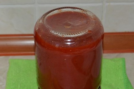 closed jar with ketchup