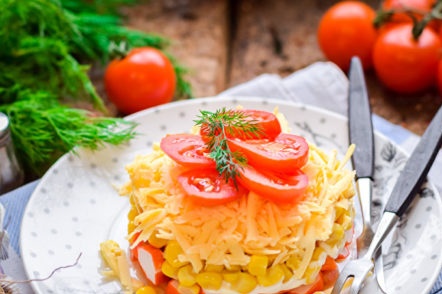 салата с царевица и домати