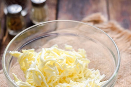 גבינה מגורדת בקערה