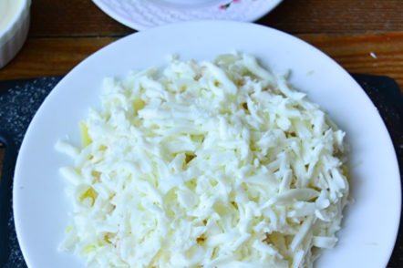 a layer of egg whites covered with mayonnaise mesh