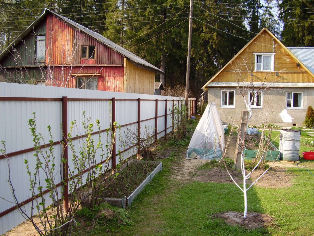 fence of corrugated flooring between neighbors